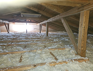 Zateplení stropu rodinného domu pomocí foukané izolace